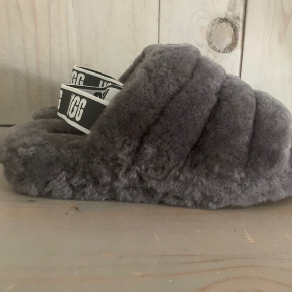 - UGG FLUFF yeah  SLIDES charcoal gray  US 6 NIB - Picture 2 of 7